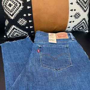 Levi’s 711 curvy jeans